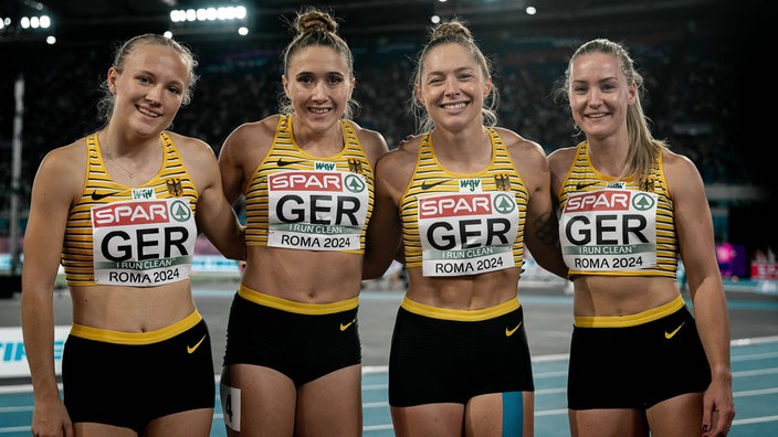 Gina Lückenkemper (2. von rechts) mit Teamkolleginnen Sophia Junk, Nele Jaworski und Rebekka Haase