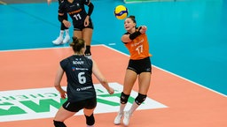 Kacey Jost baggert den Ball aus der Gefahren-Zone 