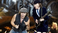 AC/DC-Sänger Brian Johnson (l.) und Lead-Gitarrist Angus Young (Aufnahme von 1993)