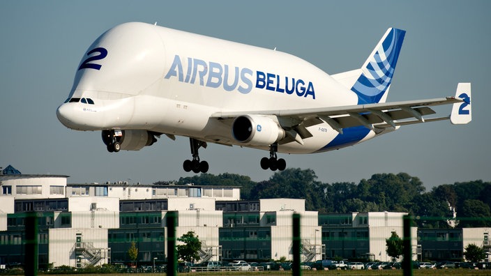 "Beluga"-Airbus A300-600ST bei Landung in Hamburg-Finkenwerder- 2013 