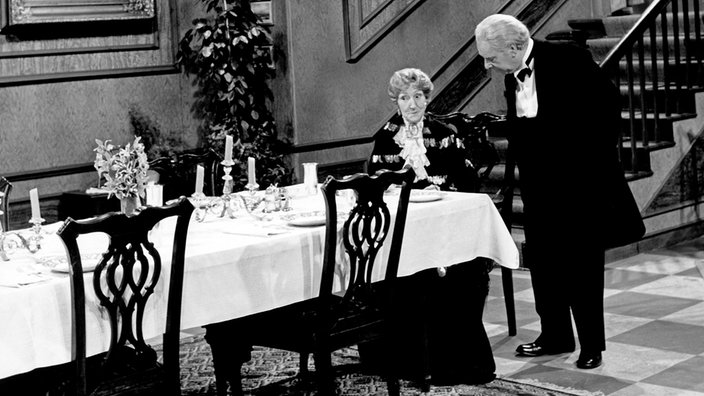 Freddie Frinton als Butler James und May Warden als Miss Sophie in "Dinner for One"