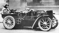 Ettore Bugatti in Rennwagen für Paris-Madrid-Rennen 1903