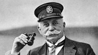 Ferdinand Graf von Zeppelin mit Fernglas / Fotografie um 1915