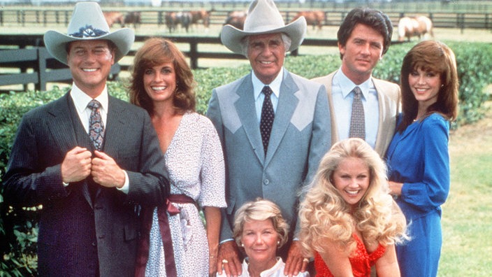 Hauptdarsteller der US-Fernsehserie "Dallas", v.l. hinten: Larry Hagmann, Linda Gray, Jim Davis, Patrick Duffy, Victoria Principal. Vorn sitzend Barbara Bel Geddes und Charlene Tilton