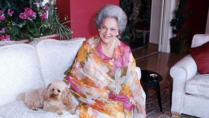 Begum Aga Khan mit ihren Pudel in ihrem Haus in Le Cannet, Frankreich 1985.