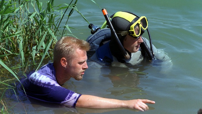 Kaiman-Besitzer Jörg Zars und ein Taucher im Wasser auf der Suche nach Sammy