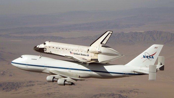 Raumfähre Atlantis huckepack auf Boeing 747 bei letztem Flug ins Museum