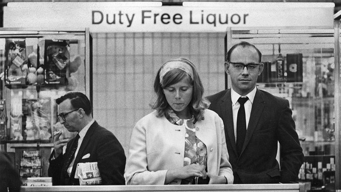 Reisende im Duty Free-Bereich des Flughafens Gatwick in London, 1960er-Jahre