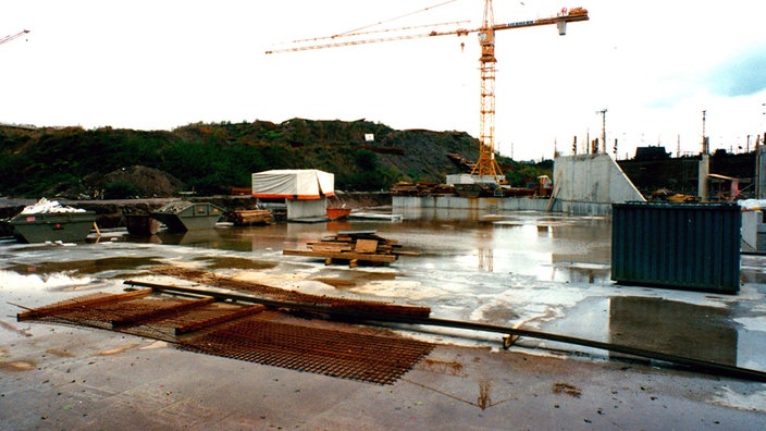 Baustelle ohne Arbeiter bei Regen