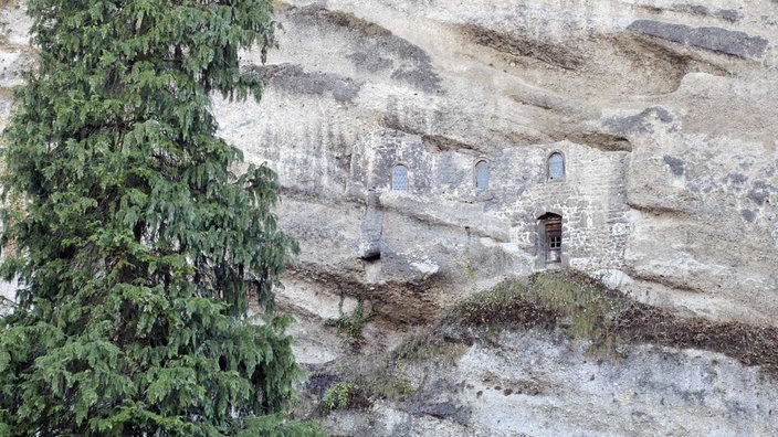 Fassade der Katakombenkapelle in den Wänden des Mönchsbergs 