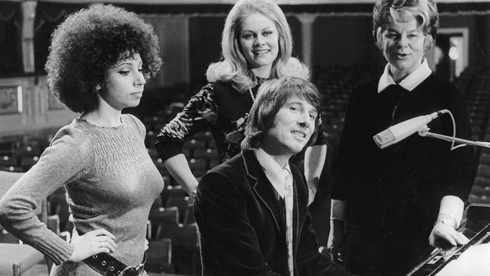 Pressekonferenz zur Uraufführung des Musicals "Helden" nach George Bernard Shaw. Komponist Udo Jürgens mit Julia Migenes, Gaby Jacobi und Irmgard Seefried.