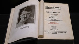 Ein aufgeschlagenes Exemplar von Adolf Hitlers "Mein Kampf"