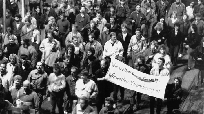 Leipzig: Eine Gruppe von Demonstranten geht mit einem Transparent, auf dem «Wir wollen keine Gewalt! Wir wollen Veränderungen!» zu lesen ist