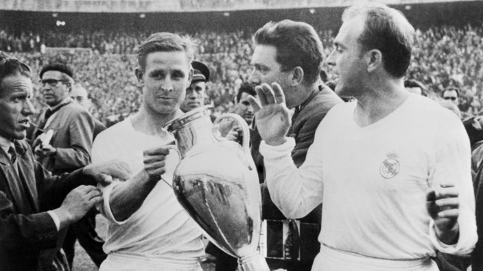 Real Madrids Franzose Raymond Kopa und der Spanier Alfredo Di Stefano halten den Europa Cup im Bernabeu Stadion in Madrid, am 30. Mai 1957