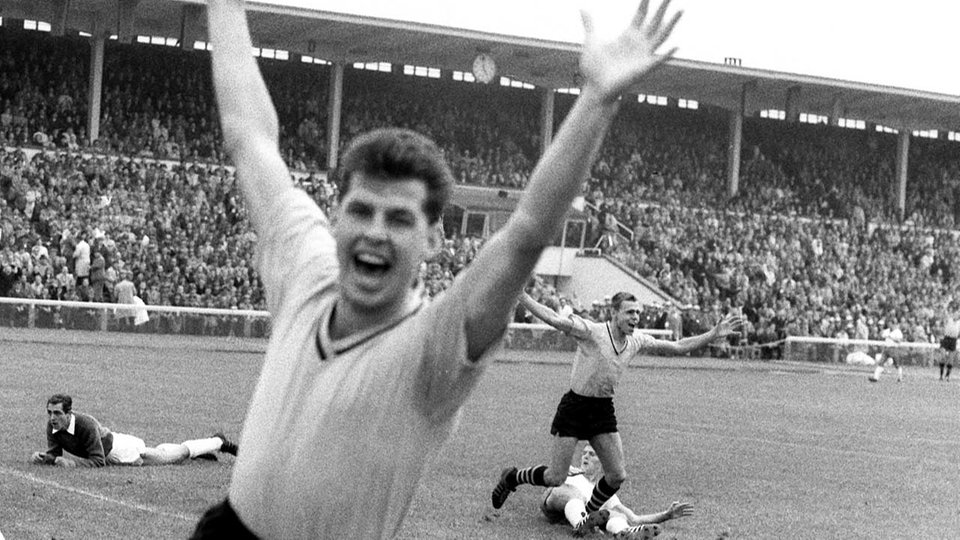 Lothar Emmerich bejubelt das erste Bundesliga-Tor von Timo Konieztka (hinten)