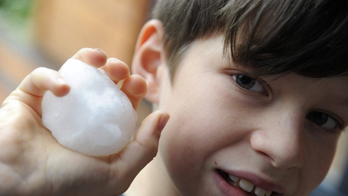 Junge mit Schneeball