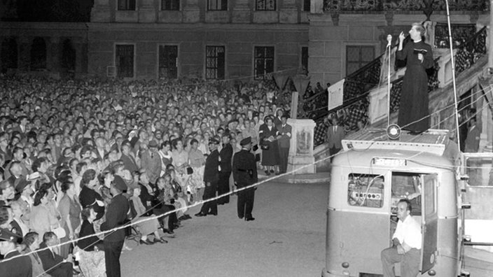 Pater Johannes Leppich 1968 vor dem Dom in Fulda (s/w)