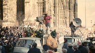 Der Übertragunswagen des WDR beim Rosenmontagszug vor dem Kölner Dom.