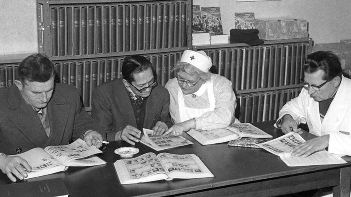 Der DRK-Suchdienst legte vom 16.01.1962 bis zum 27.01.1962 im Rathaus von Neukölln in Berlin die neuen Bildlisten mit Fotos von Vermissten aus