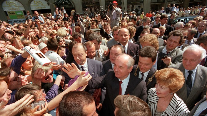 Michail Gorbatschow und seine Frau Raissa inmitten einer begeisterten Menschenmenge auf dem Bonner Marktplatz am 13.06.1989
