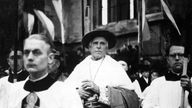 Kardinal von Galen spricht auf dem Domplatz in Münster zu Gläugiben (undatierte Aufnahme)