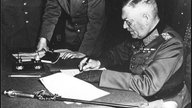 Wilhelm Keitel unterzeichnet die bedingungslose Kapitulation Deutschlands vom 8. Mai 1945 (die Unterzeichnung selbst erfolgt in den frühen Morgenstunden des 09.05.1945)