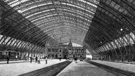 Eine Schwarz-Weiss-Zeichnung zeigt den 1984 fertiggestellten neuen Kölner Hauptbahnhof