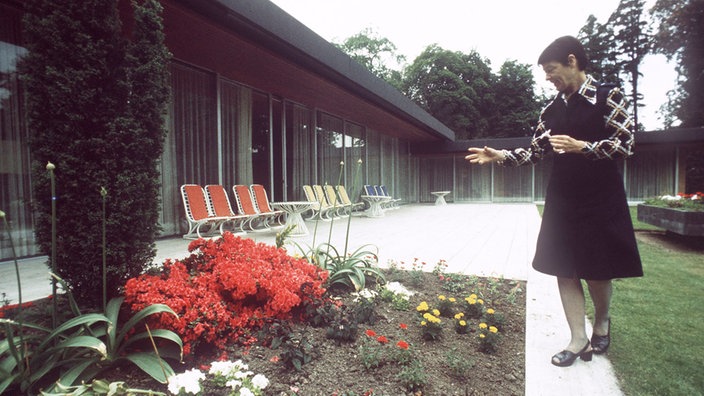 Kanzler-Gattin Loki Schmidt im Garten des Kanzlerbungalows