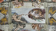 Die Deckenmalerei 'Die Erschaffung Adams' in der Sixtinischen Kapelle in den Vatikanischen Museen in Rom.