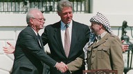 Israels Ministerpräsident Yitzhak Rabin, US-Präsident Bill Clinton und PLO-Chef Jassir Arafat 