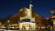 Titania-Palast in Berlin-Steglitz in Abendbeleuchtung