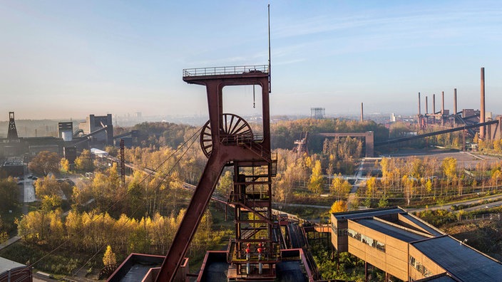 Zeche Zollverein,Förderturm, Schornsteine,sonnig-herbstlich,