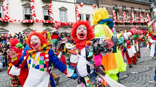 Der Rosenmontagszug aus Düsseldorf zieht unter dem Motto "Wat et nit all jöwt..." durch die NRW-Landeshauptstadt.