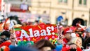 Köln Karneval feiernde Menschen: Detailaufnahme von einem Schild auf dem "Alaaf" steht. 