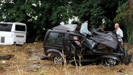 Das völlig demolierte Auto von Falco wird nach dem Frontalzusammenstoß mit einem Bus untersucht