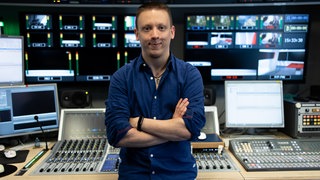 Angehender Journalist im Studio