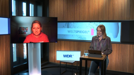 Auf dem Monitor ist Gudrun Engel, Leiterin des ARD Studios Washington, und Moderatorin Janina Werner im Studio