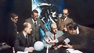 WDR-Mitarbeiter diskutieren über den Flug und die Mondlandung des Raumschiffs Apollo 11