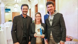 Will (l.) und Lianne Steenkamp (M.) Beim Mountainfilm Festival in Graz wurde die WDR/ORF Koproduktion "Geister der Wüste – Die Löwen der Skelettküste" (2024) gleich zwei Mal ausgezeichnet.