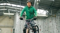 Johannes Büchs springt auf einem BMX-Rad durch die Luft