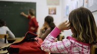 Kinder beim Rechnenunterricht im Klassenraum