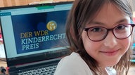 Mädchen sitzt am PC-Schreibtisch