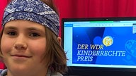 Junge sitzt am PC-Schreibtisch 