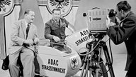 Hugo Murero sitzt im Studio aif einem Motorrad der ADAC-Straßenwacht