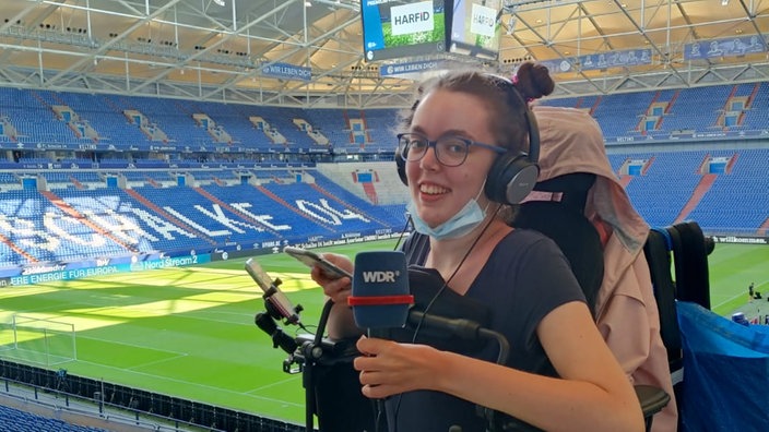 Portrait von Journalistin im Rohlstuhl