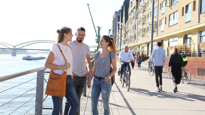 Junge Menschen am Rhein