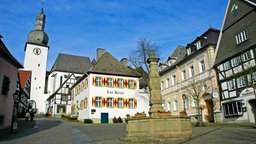 Maximilianbrunnen, Glockenturm der Stadtkapelle St.Georg, Alter Markt in Arnsberg