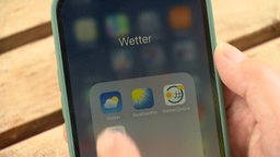 Ein Smartphone mit verschiedenen Wetterapps