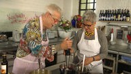 Martina und Moritz bereiten in der Küche leichte Gerichte zu
