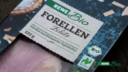 Das Bild zeigt eine Verpackung mit der Aufschrift "Forellen Filets". 